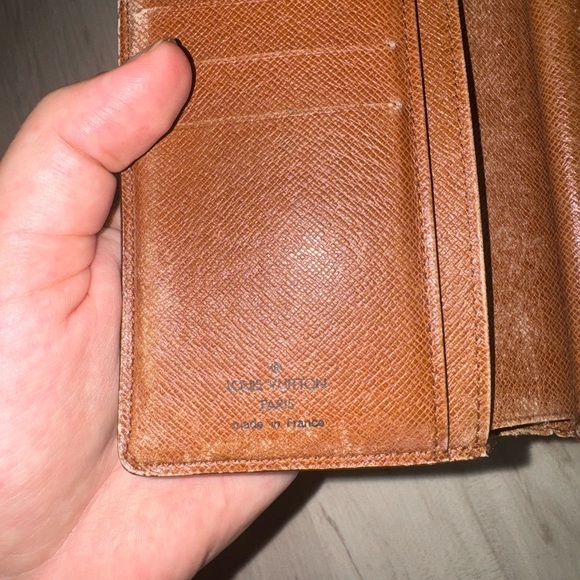 Louis Vuitton kisslock wallet and lock on chain - Picture 9 of 13